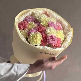 Дофаминовый монобукет из 21 разноцветных гвоздик