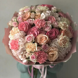 Bol_shoj avtorskij buket iz pionovidnih roz, gortenzij i diantusov