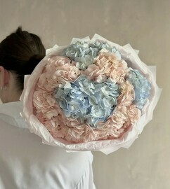 Nezhnij monobuket iz rozovih i golubih gortenzij