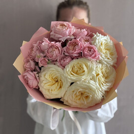 Нежный авторский дуобукет   из пионовидных роз 