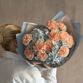 Buket iz gortenzij i diantusov