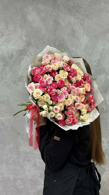 A delicate mix of 19 bush roses, miks iz 19 kustovih roz