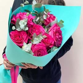 Яркий букет из малиновых роз