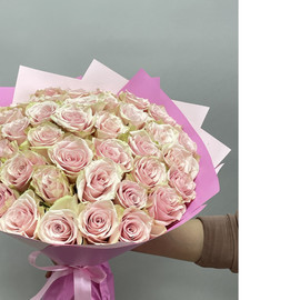 Roskoshnij buket iz rozovih roz