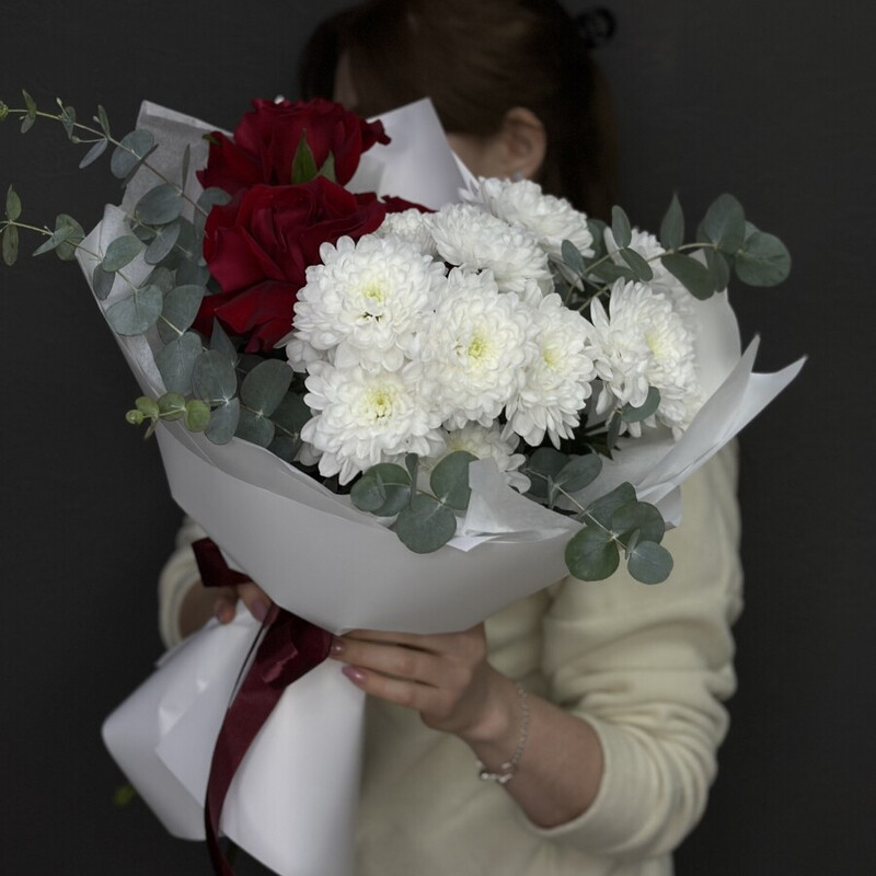 Красные розы и хризантемы , стандартный