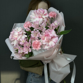 Ажурные розы и альстромерии 