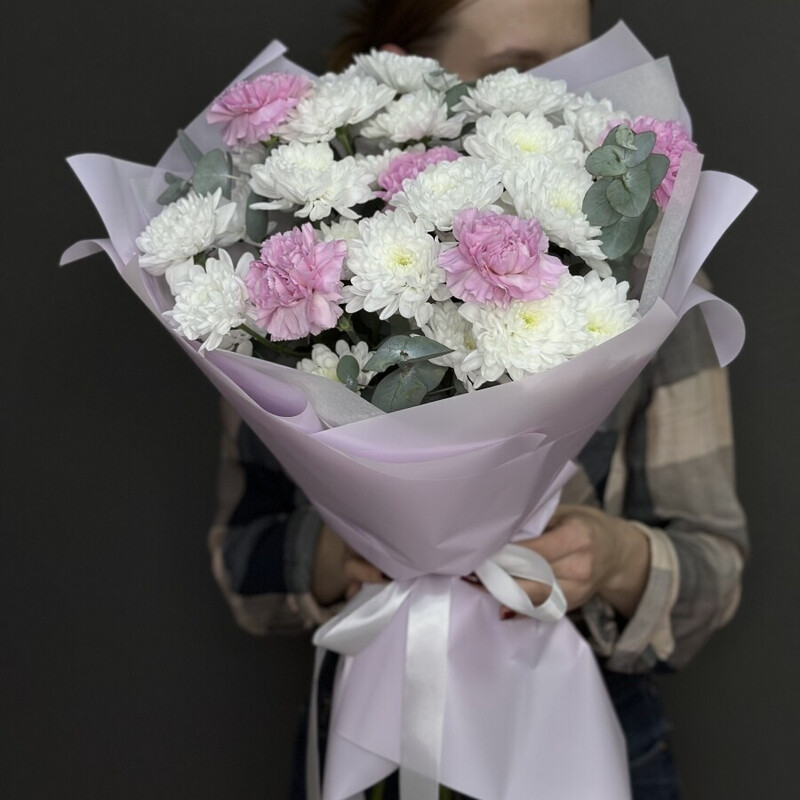 Стойкий букет с хризантемами и гвоздиками , стандартный