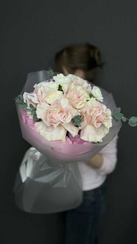 Buket s rozami i belimi diantusami, reduced