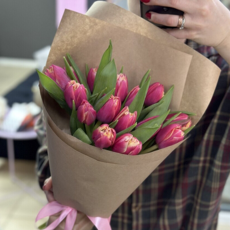 15 тюльпанов в крафте , тюльпаны 