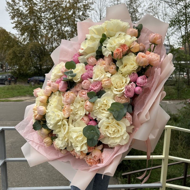 Пышный букет из кустовых и эквадорских роз, стандартный