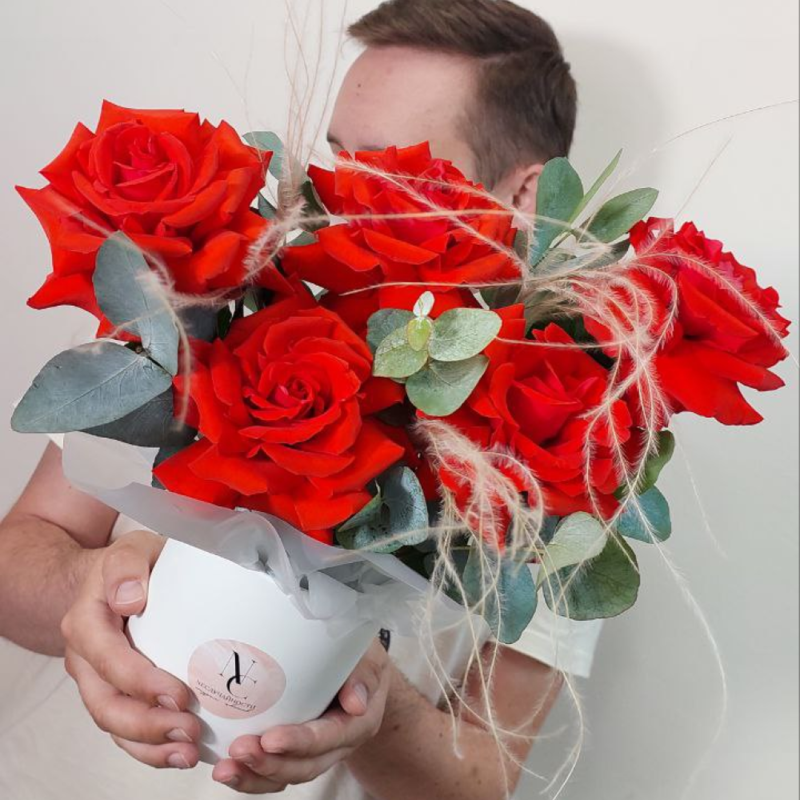 Frantcuzskie rozi i stifa s evkaliptom v shlyapnoj korobochke, frantcuzskie rozi i stifa s evkaliptom v shlyapnoj korobochke