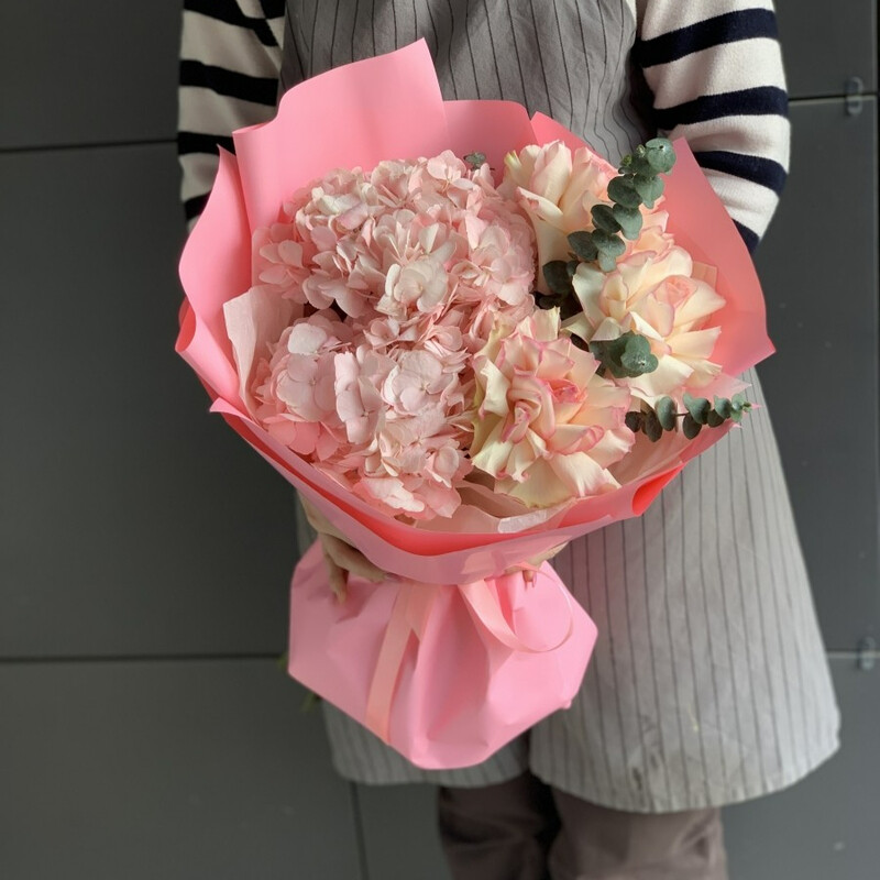 Gortenzii s frantcuzskimi rozami, standart