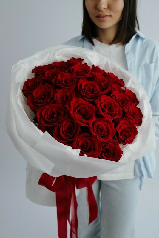 Монобукет из алых роз «Алая легенда MAX», монобукет из 25 алых роз «алая легенда max»