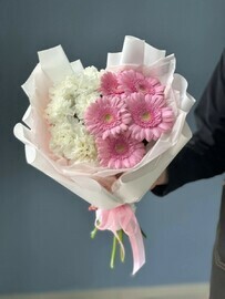 Buket iz diantusov i gerber