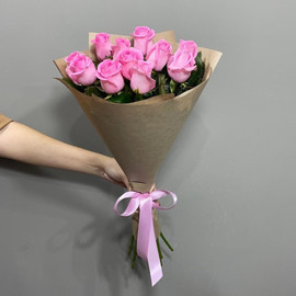 Розовые розы в крафте