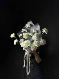 25 белых диантусов