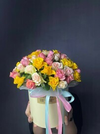 51 роза микс в коробке