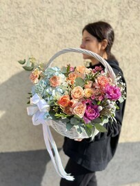 Korzina s gortenziej i rozoj