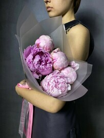 5 розовых пионов