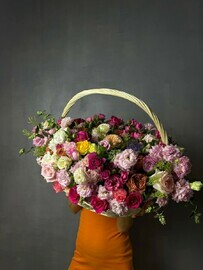 Огромная корзина цветов