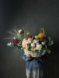 Композиция с гортензиями и пионами в корзине