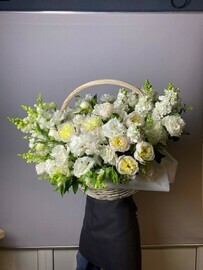 Белая композиция цветов в корзине