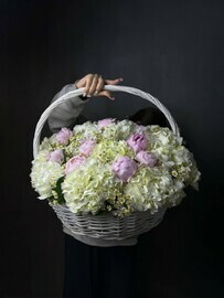 Пион и гортензия в корзине