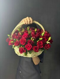 51 krasnaya roza v korzine