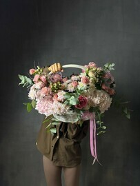 Nezhno-rozovaya korzina tcvetov