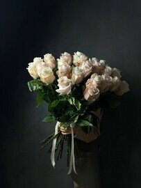 25 белых роз