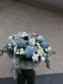 Композиция из гортензии и розы