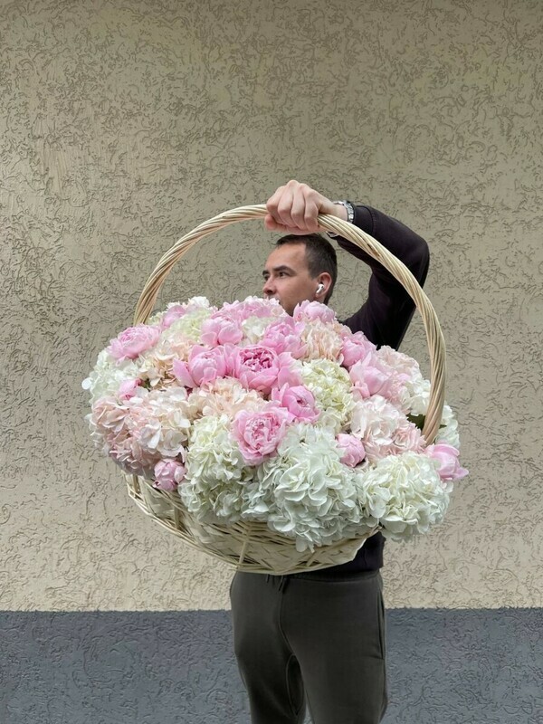 Kompozitciya iz pionov i gortenzij v korzine, standart