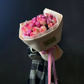 25 розовых роз