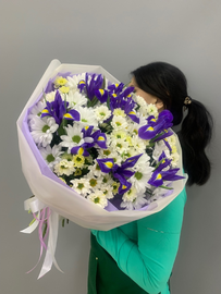 Buket iz irisov i hrizantemi