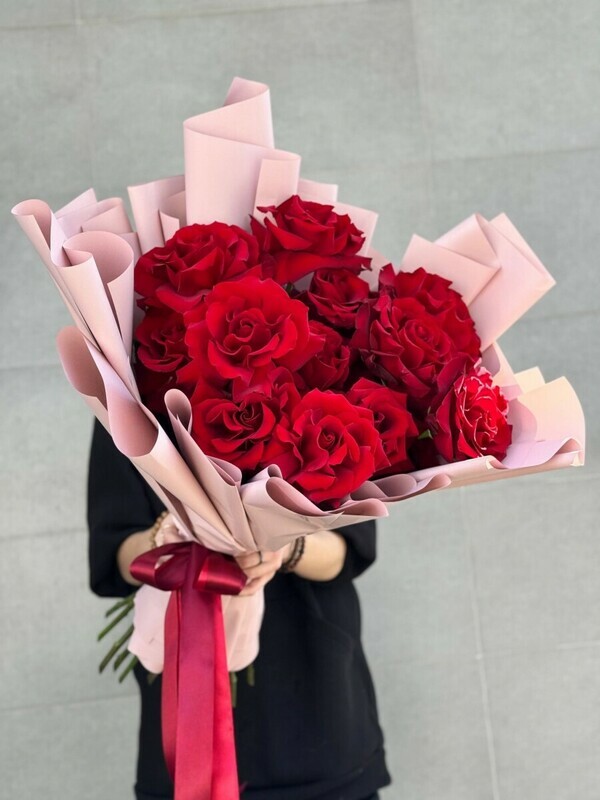 "Frantcuzskij potceluj", 15 vivernutih ekvadorskih roz v oformlenii