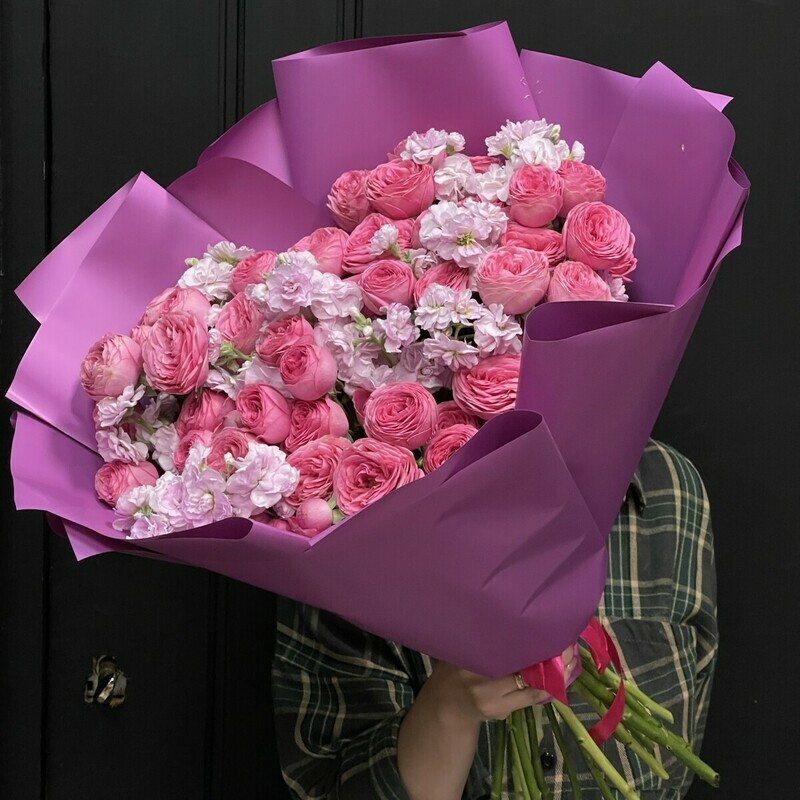 Ароматный букет из VIP пионовидные кустовые розы с маттиолой, стандартный