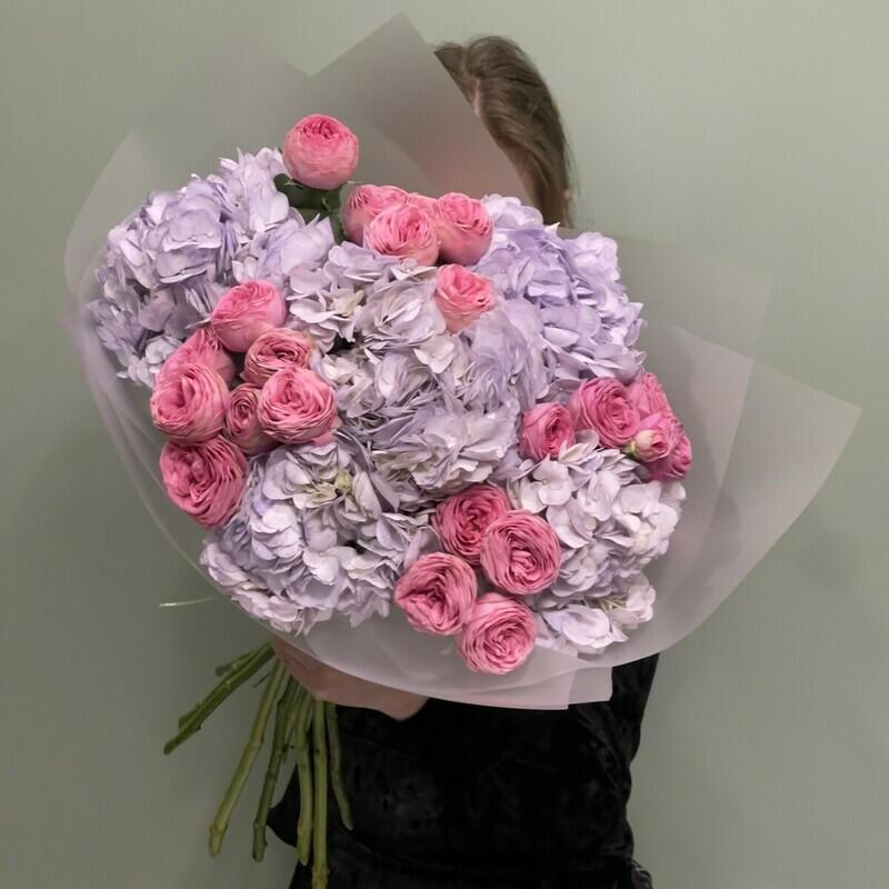 Букет из гортензии и VIP пионовидные кустовые роз , премиум