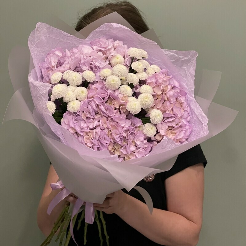 Buket iz lavandovih gortenzii i premium hrizantem, standart