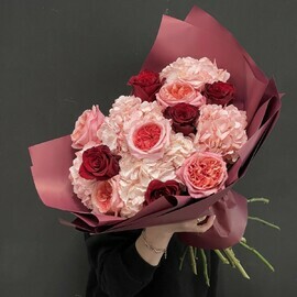 Buket iz gortenzii, pionovidnih roz i roz Eksplorer