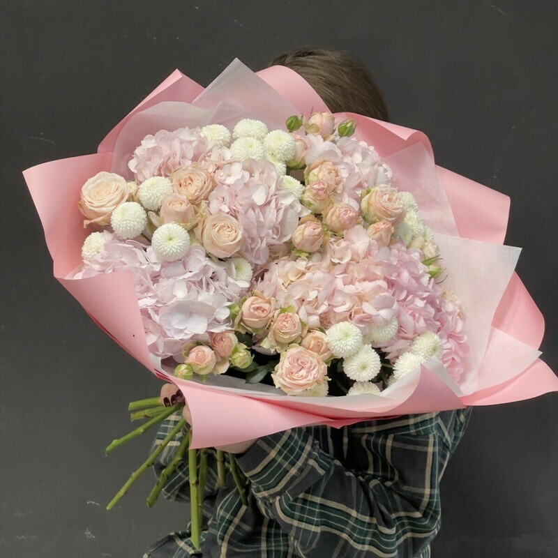 Nezhnij Buket iz gortenzii s pionovidnami rozami i premium hrizantem, premium