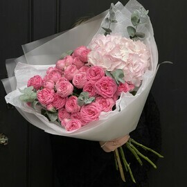 Букет из VIP пионовидные кустовые роз и гортензия с эвкалиптом 