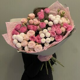 Букет из пионовидные кустовые роз с премиум хризантем 