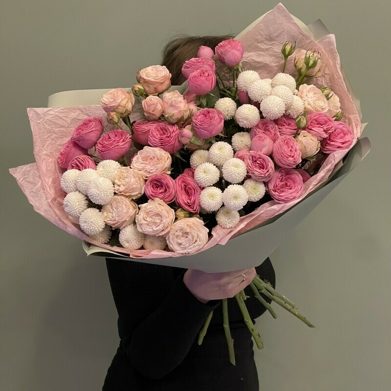 Buket iz pionovidnie kustovie roz s premium hrizantem, premium