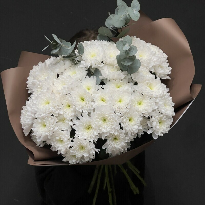 Букет из хризантем с эвкалиптом , стандартный