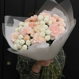 Нежный букет из пионовидные розы и премиум хризантем с диантусов