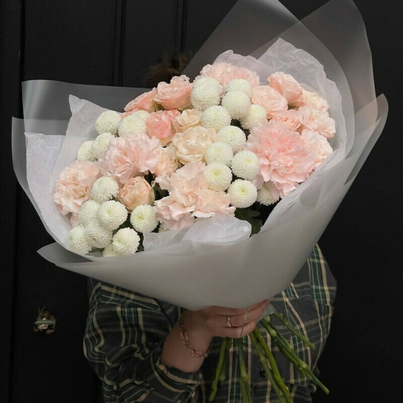 Нежный букет из пионовидные розы и премиум хризантем с диантусов, стандартный