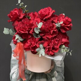 Французская Роза с эвкалиптом в шляпной коробке 