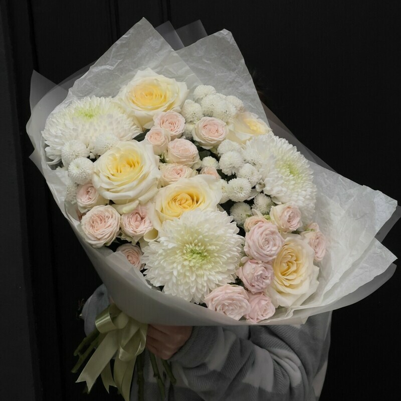 Avtorskij buket iz pionovidnih roz s miks hrizantem, premium