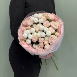 Нежный букет из пионовидные розы и хризантем Ньютон 