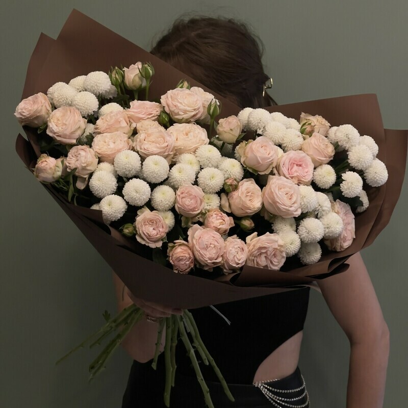 Букет из кустовых пионовидные розы с премиум хризантем , премиум